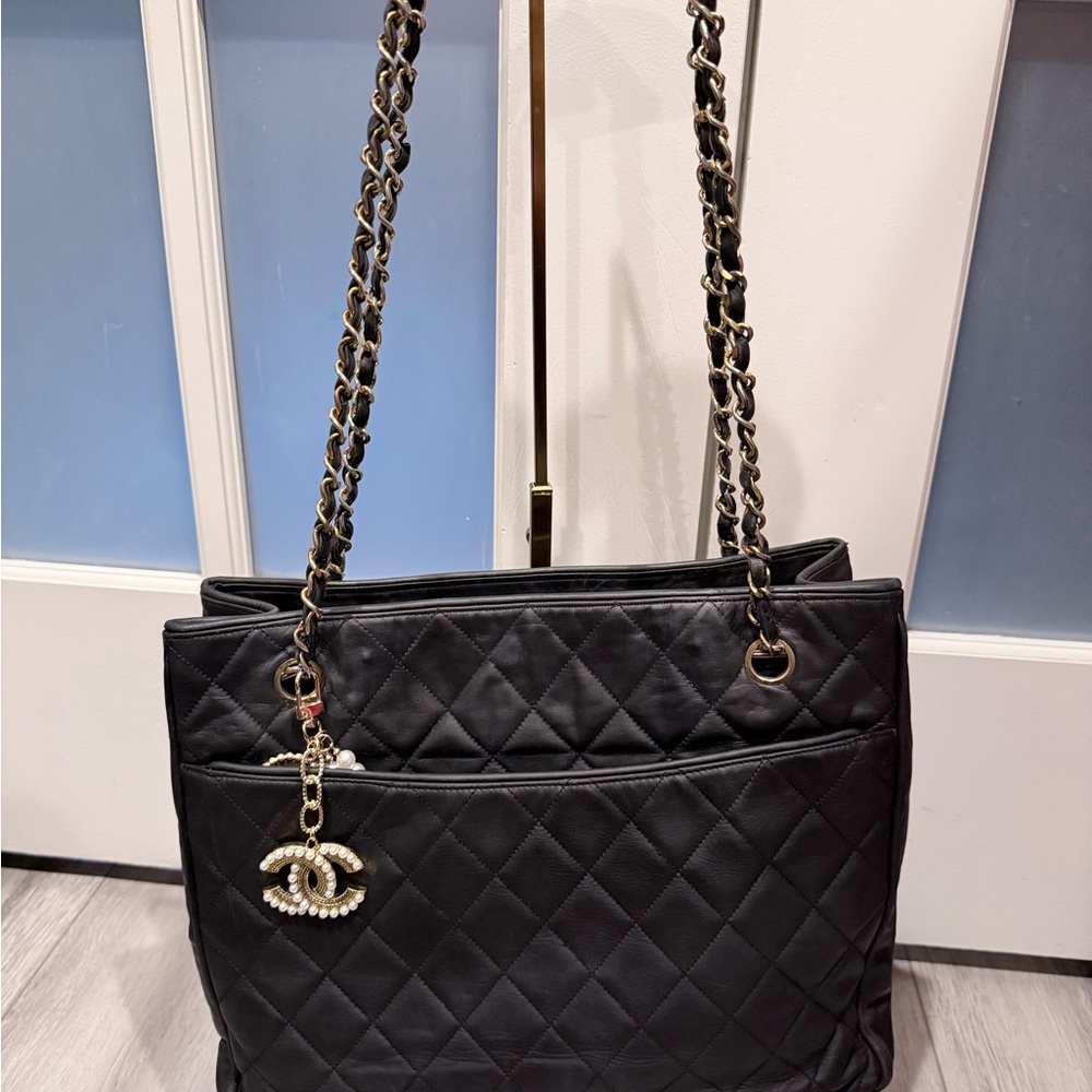 CHANEL Black Quilted Leather Shoulder Bag Series 0